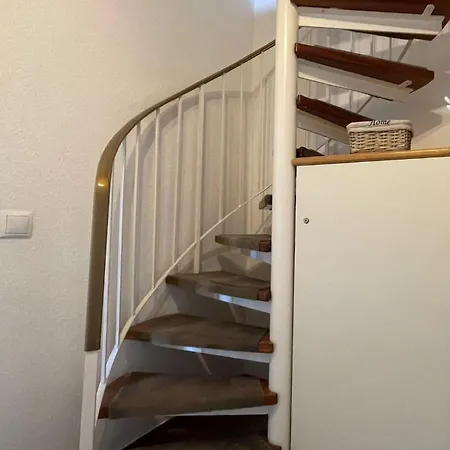 Aalhues-ferienwohnung-ueber-2-etagen-fuer-4-erwachsene-und-1-kind דירה *