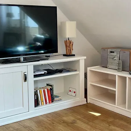 Aalhues-ferienwohnung-ueber-2-etagen-fuer-4-erwachsene-und-1-kind דירה *